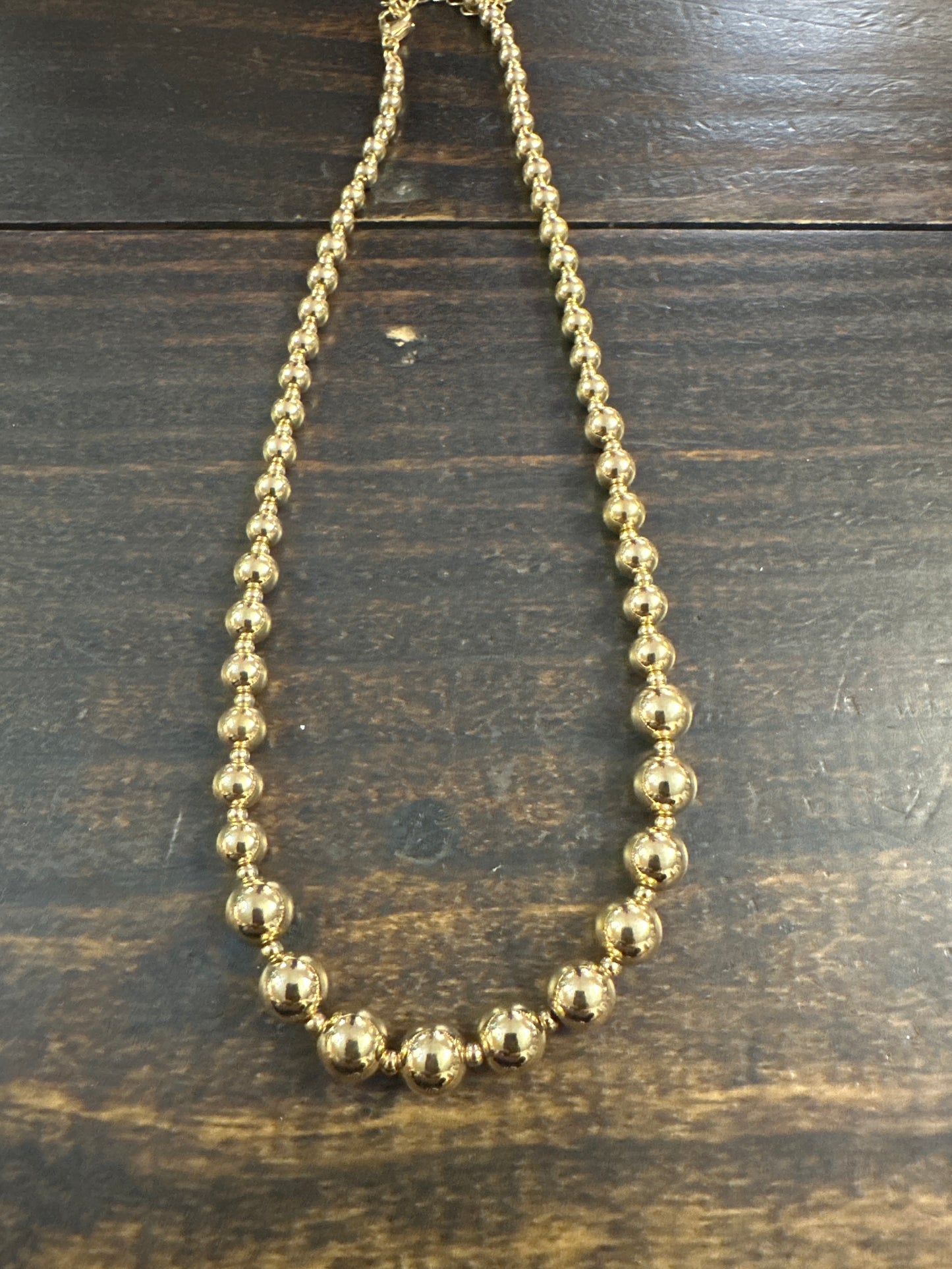 Graduated gold necklace