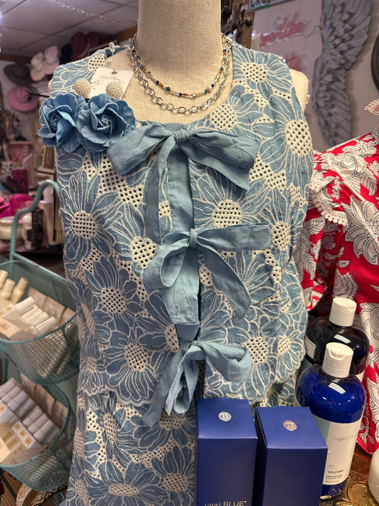 Eyelet bow top