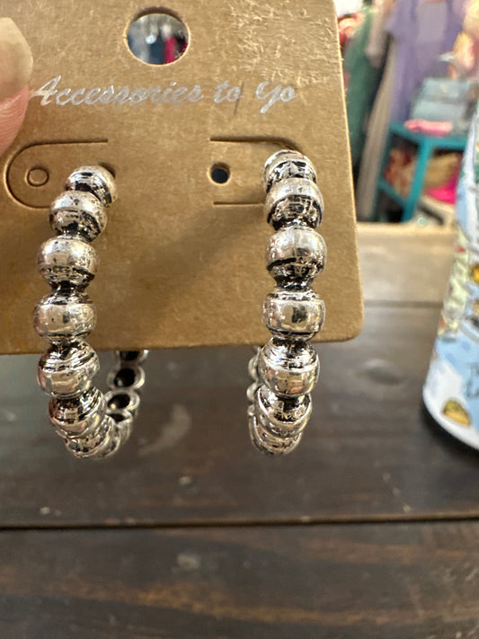 Silver knotted ear