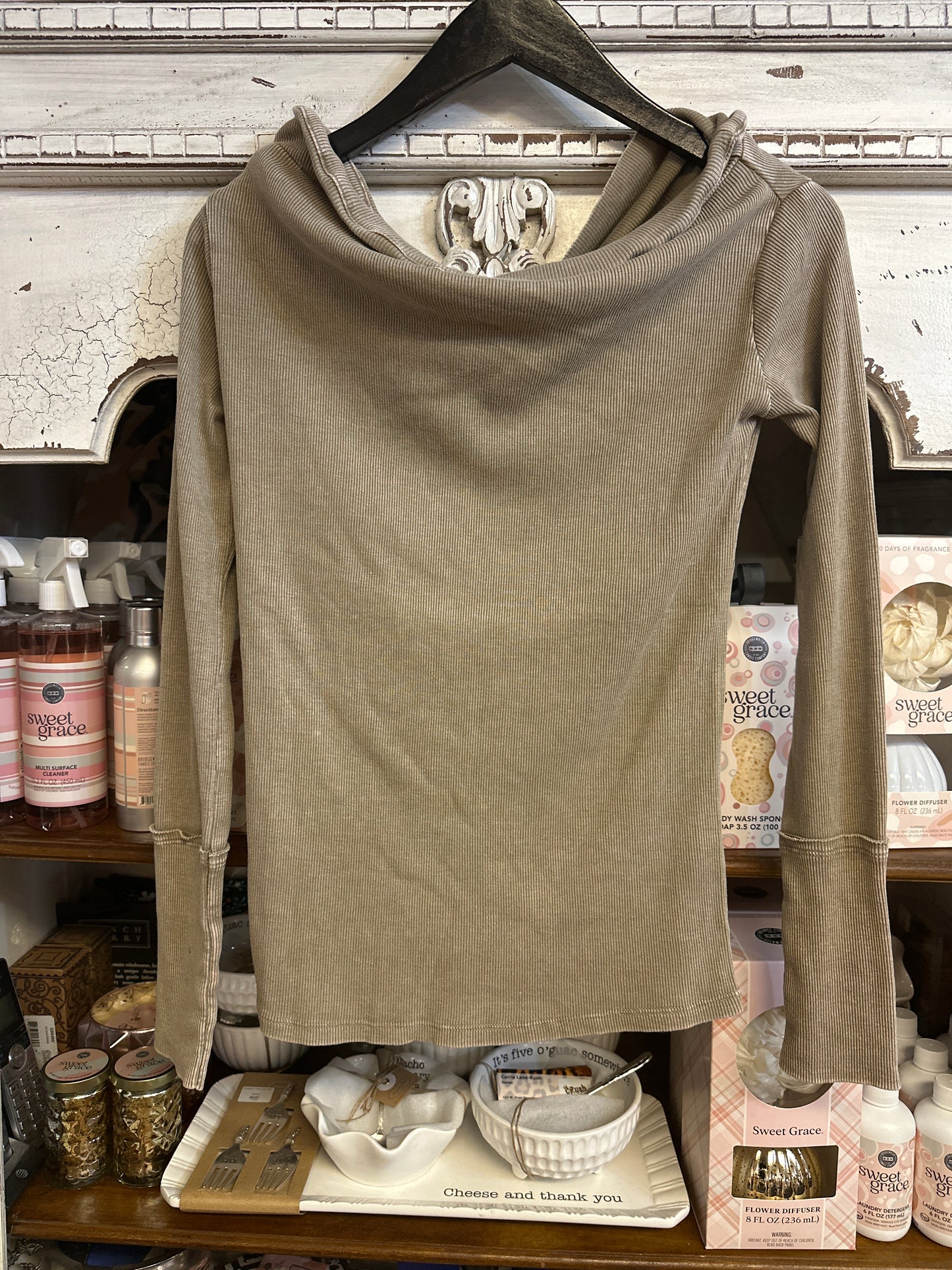 Mineral off shoulder