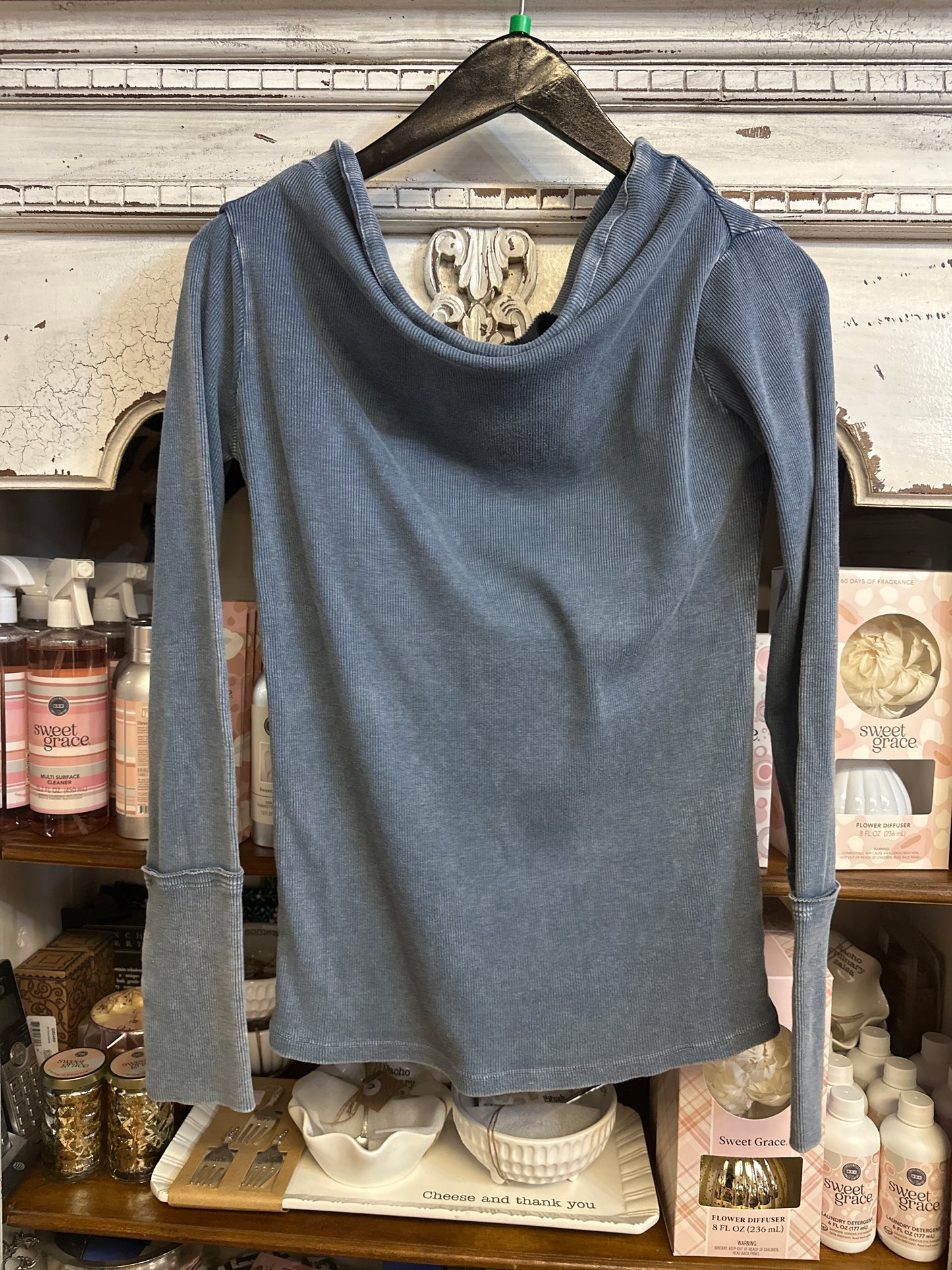 Mineral off shoulder